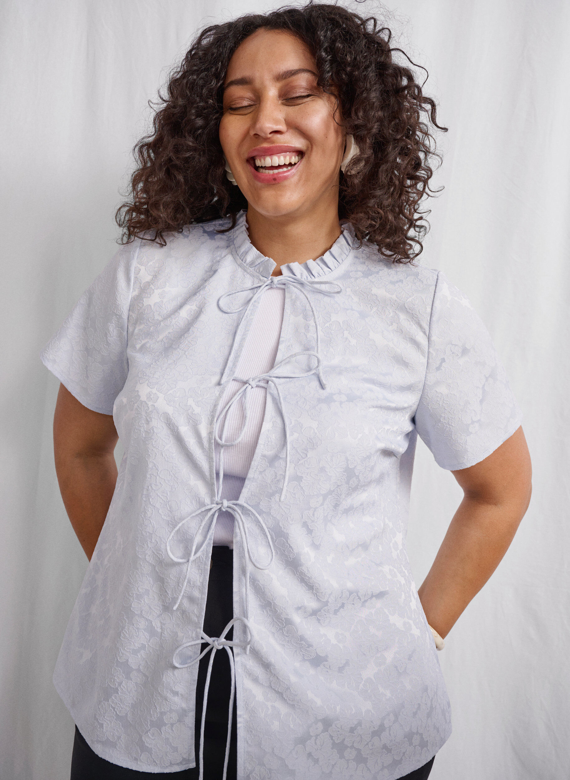 Zizzifashion Short-sleeved jacquard blouse with ties, Light Blue, Image image number 0