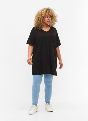 Single colour oversized t-shirt with v-neck, Black, Model image number 2