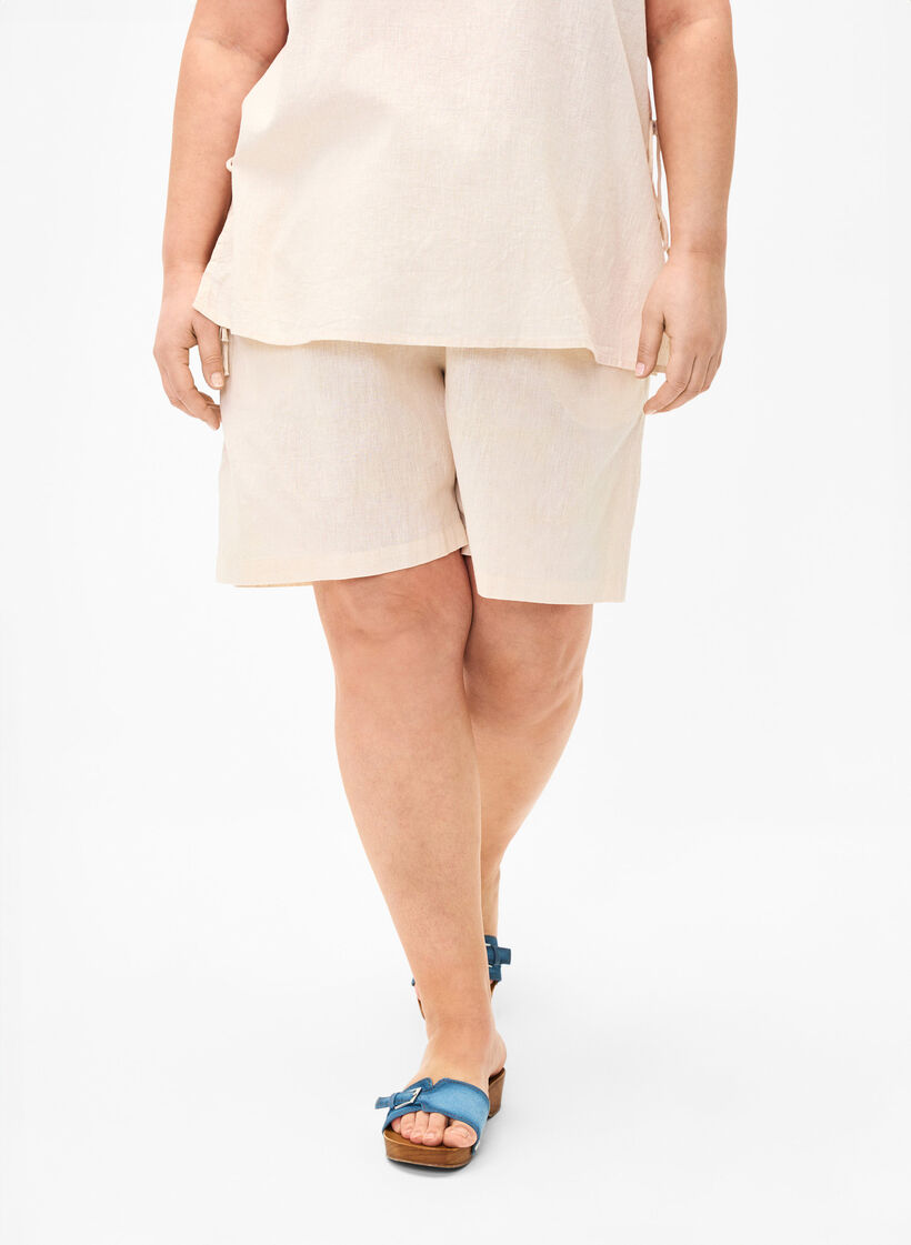 Loose shorts in cotton blend with linen, Sandshell, Model image number 2