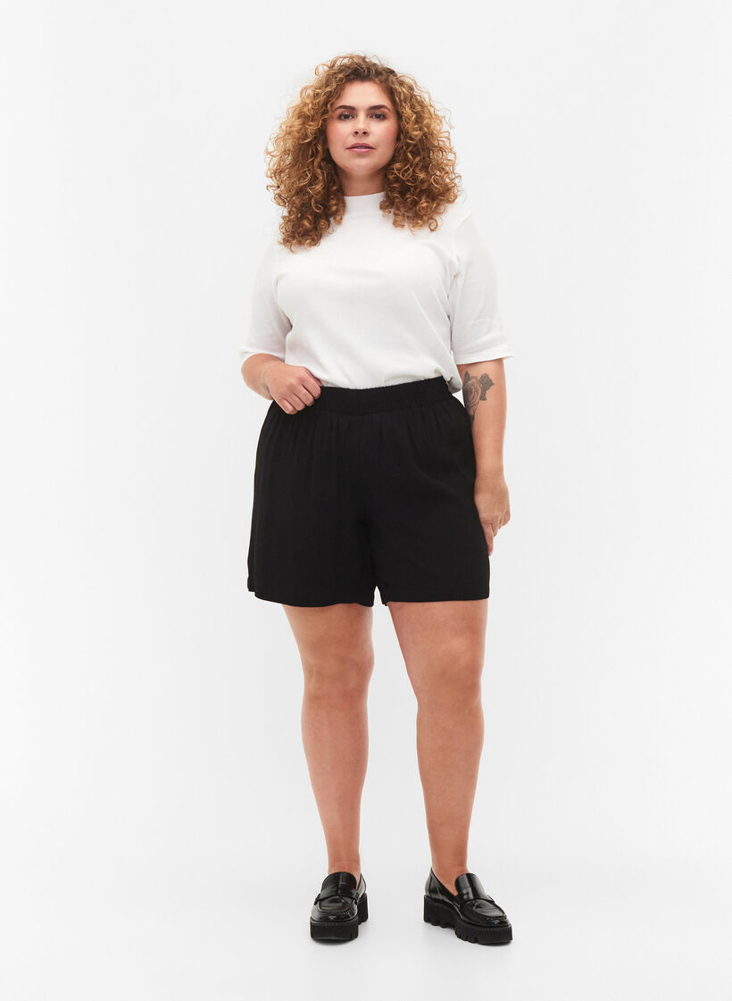 Loose-fitting shorts in viscose, Black, Model image number 4