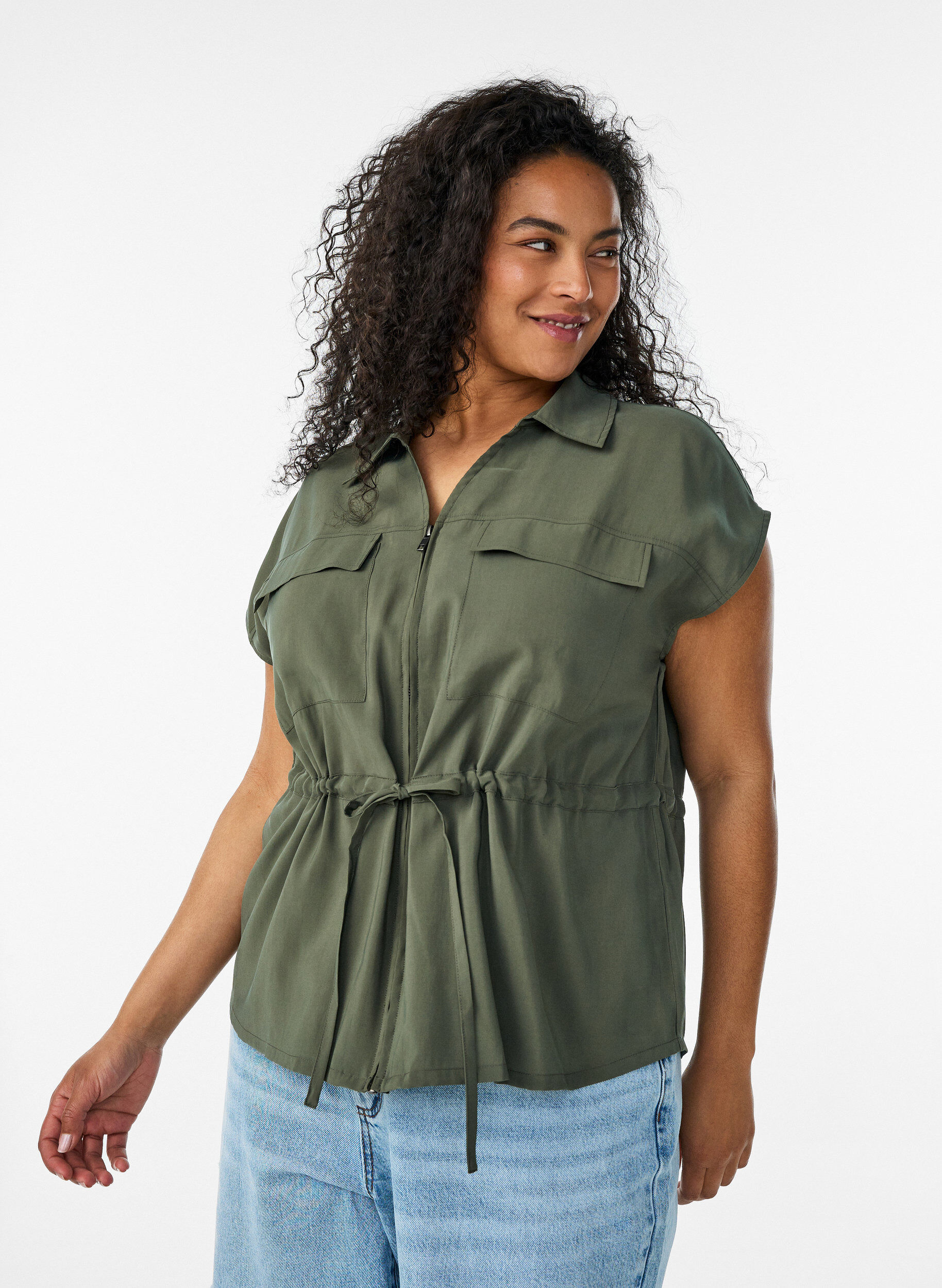 Modal vest with zipper and tie-belt, Green, Model