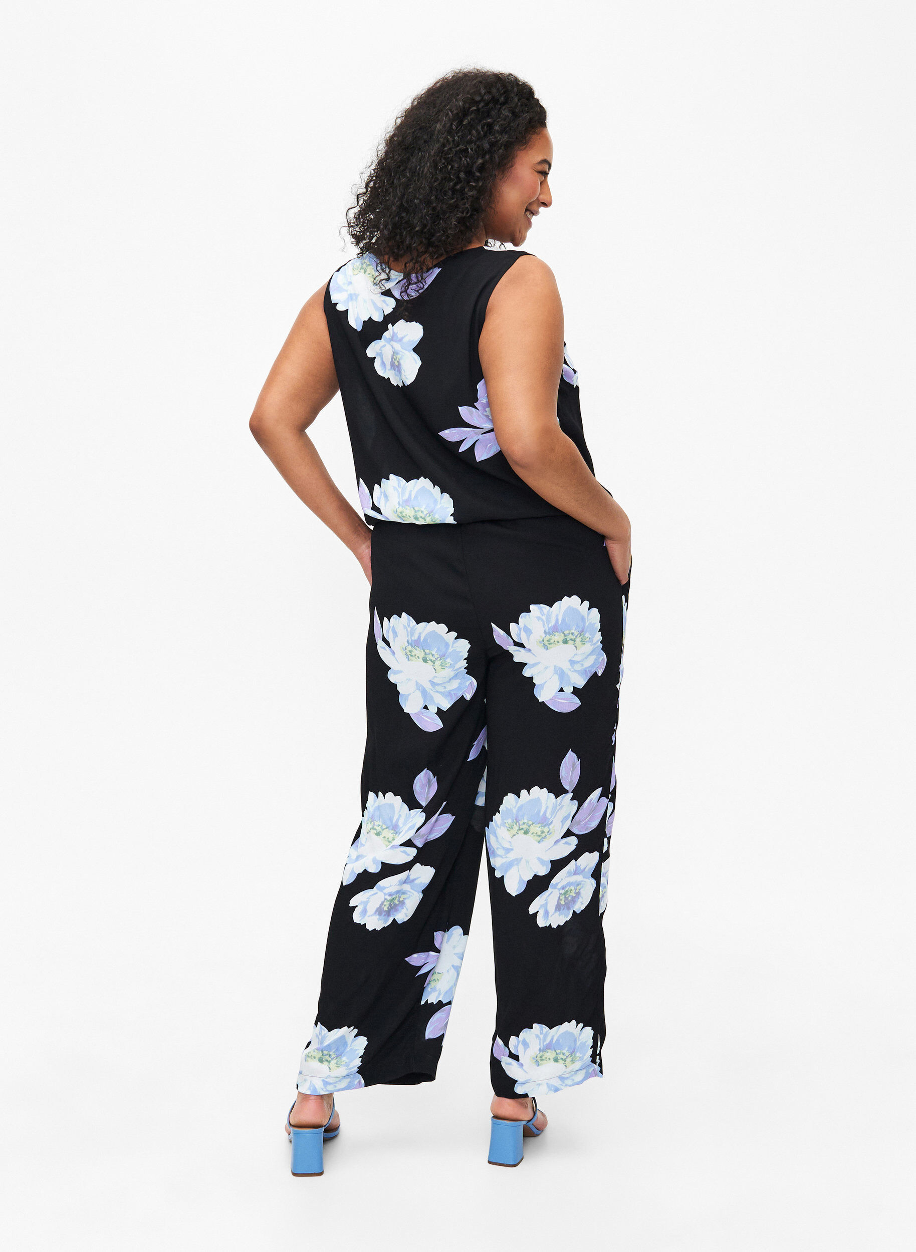 Zizzifashion Sleeveless jumpsuit in viscose, Black Big Flower AOP, Model image number 1
