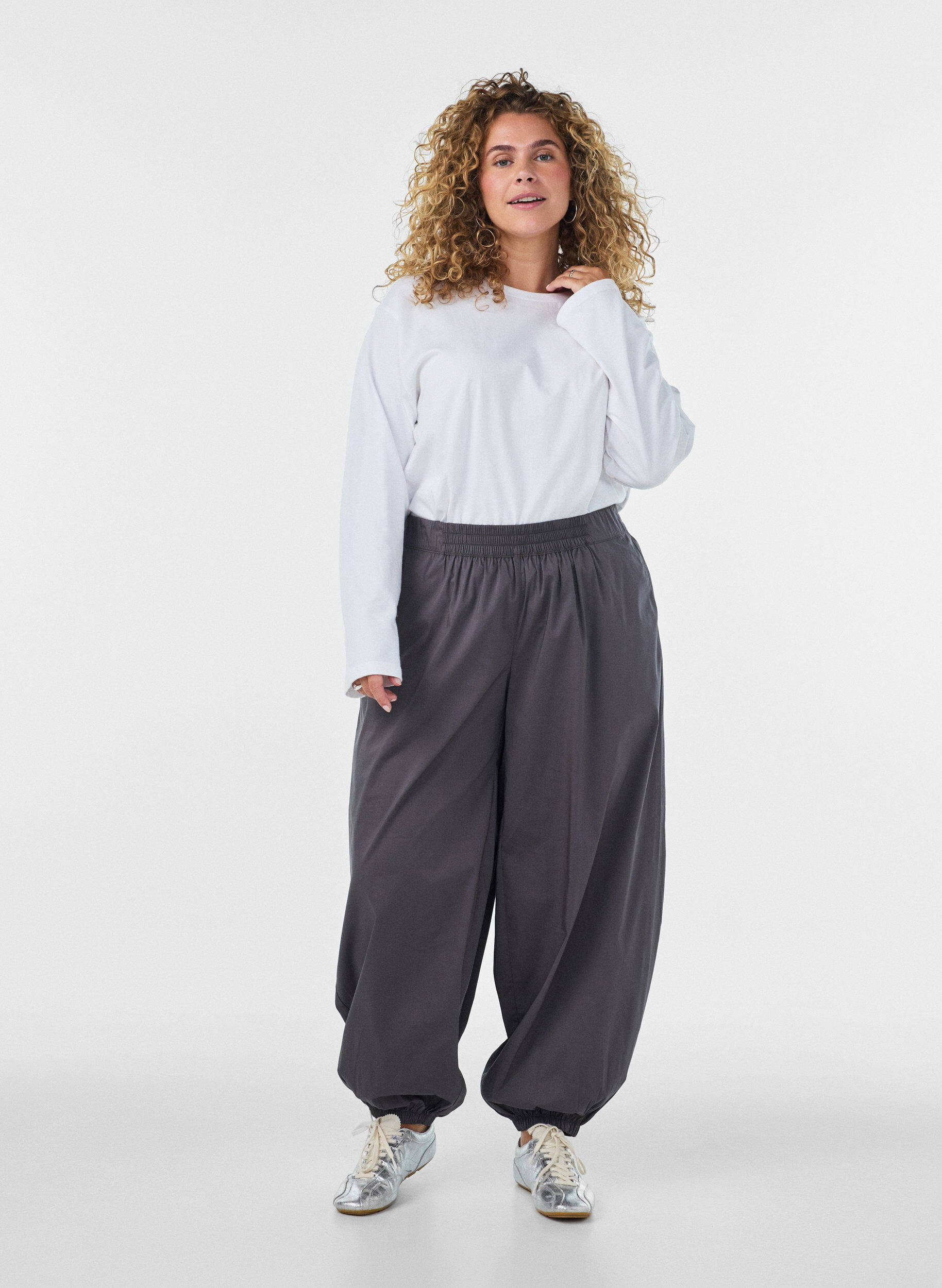 Balloon trousers with pockets and an elasticated waistband, Dark Grey, Model