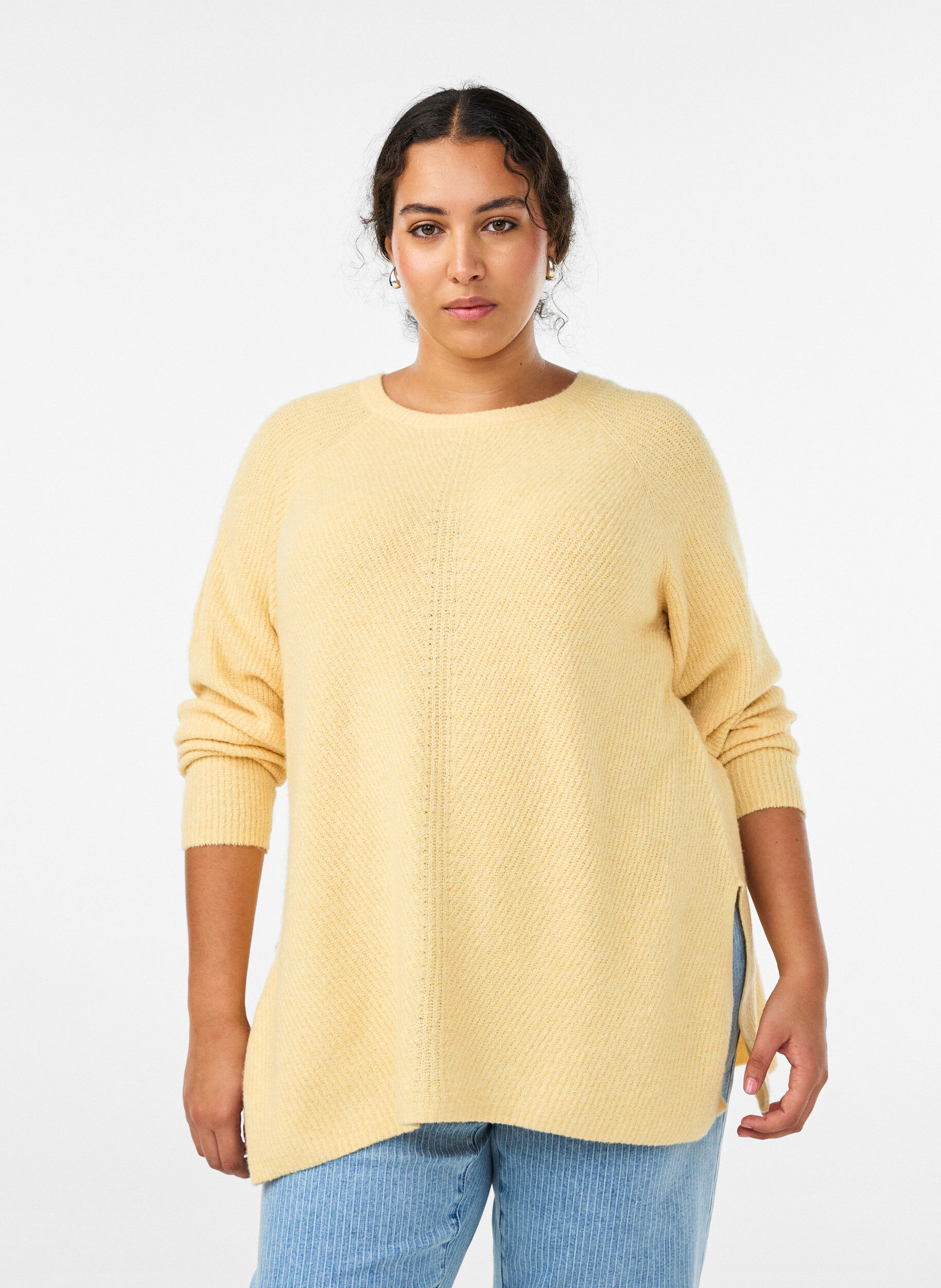 Knitted jumper with a diagonal pattern and raglan sleeves, Yellow, Model