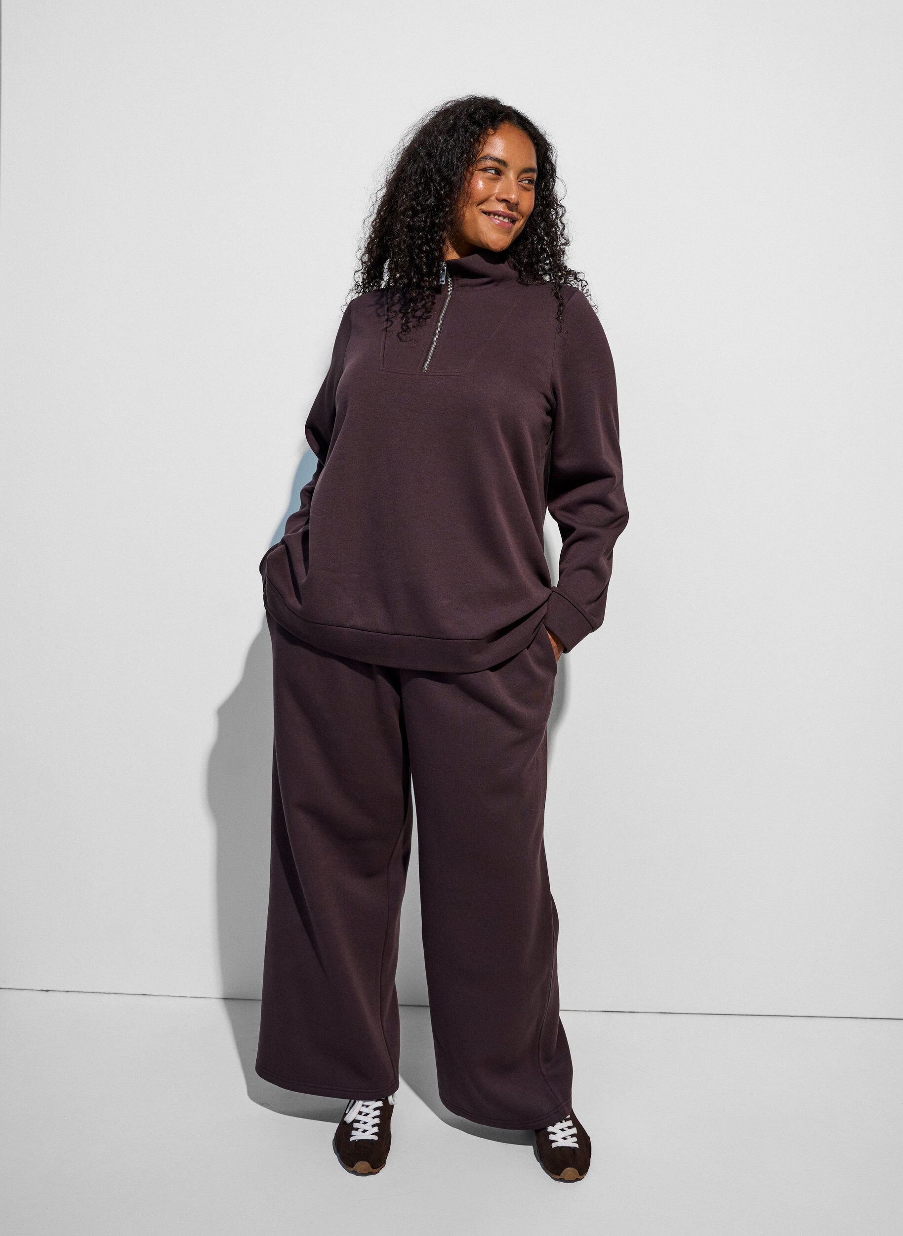 High-waisted sweatpants with wide legs, Brown, Model