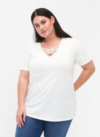 T-shirt with v-neck and cross detail, Warm Off-white, Model