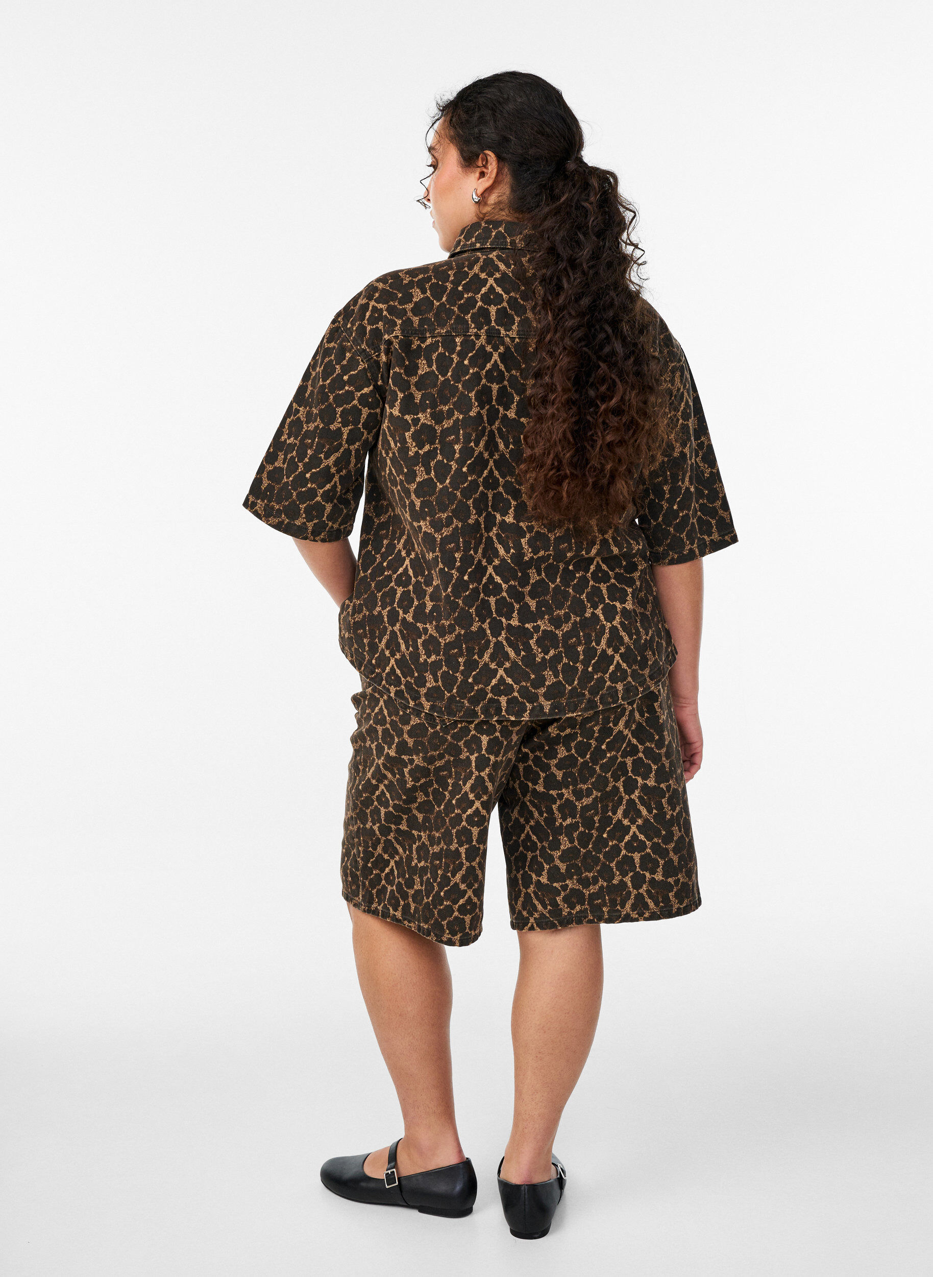Zizzifashion Leopard print denim Bermuda shorts, Brown, Model image number 2