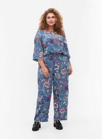 Loose viscose trousers with print, Smoke Blue Paisley, Model