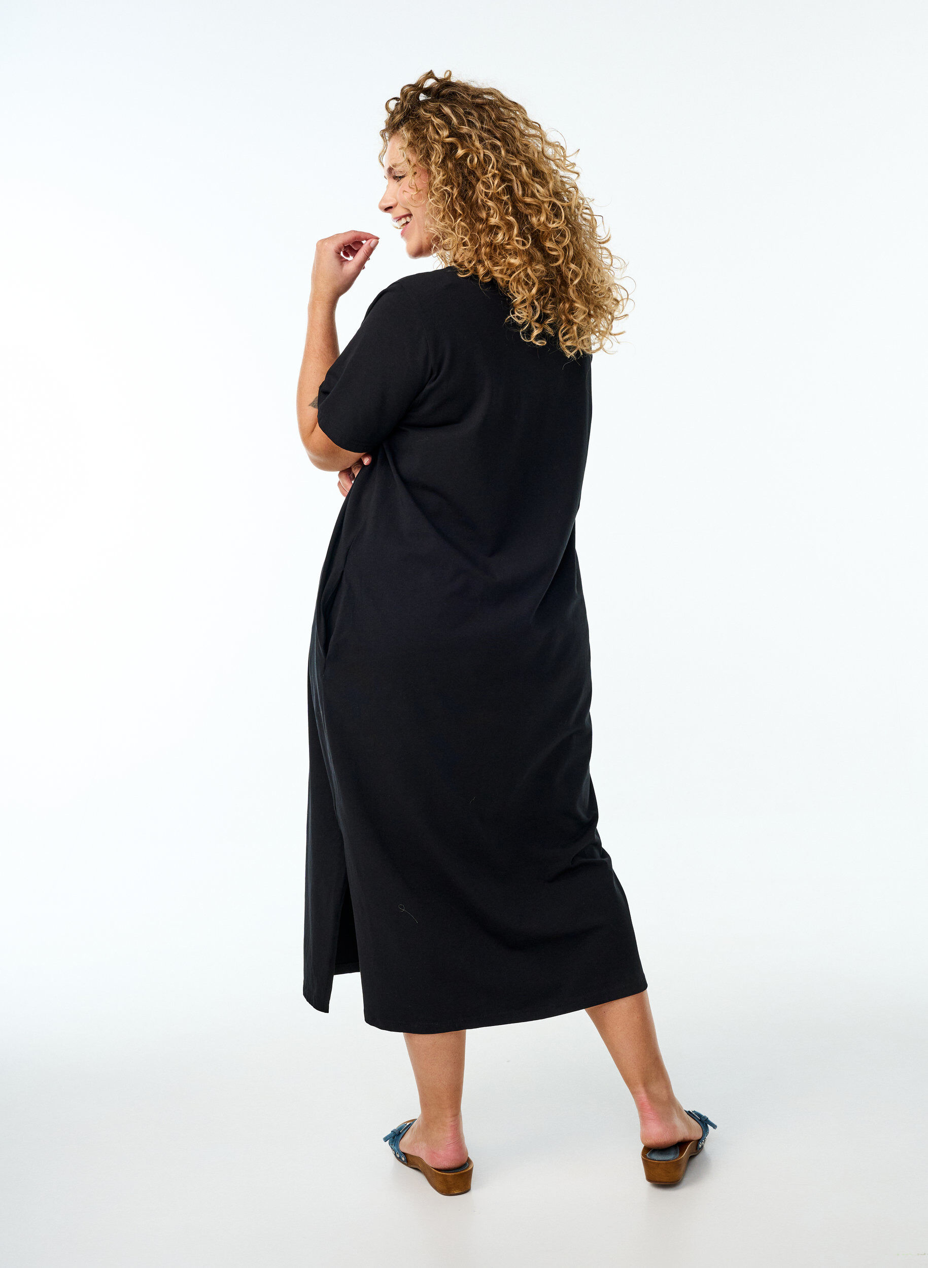 ZizzifashionMidi T-shirt dress with a V-neck, Black, Model image number 2