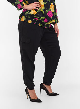 Loose viscose trousers with large pockets, Black, Model image number 2