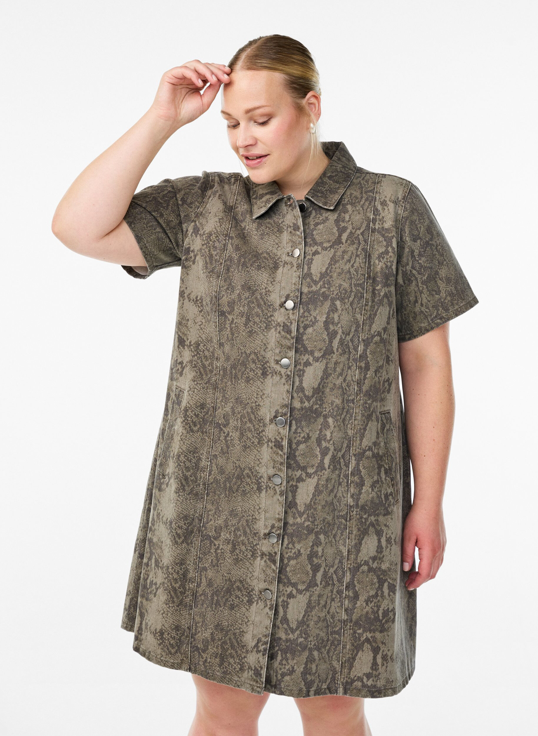 Zizzifashion Short denim shirt dress with snake print, Brown, Model image number 1