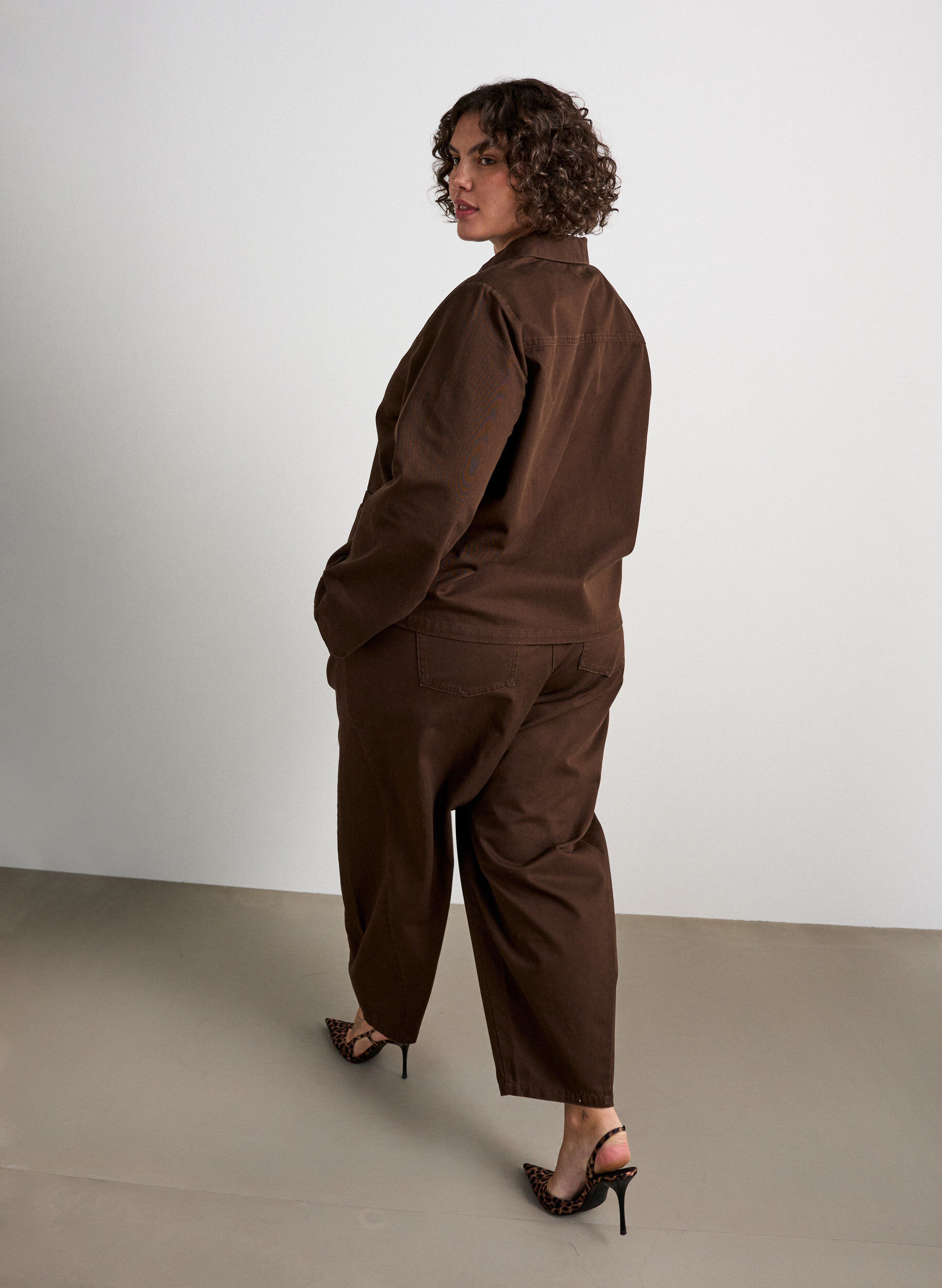 ZizzifashionBarrel jeans with a high waist and elasticated waistband, Brown, Model image number 1
