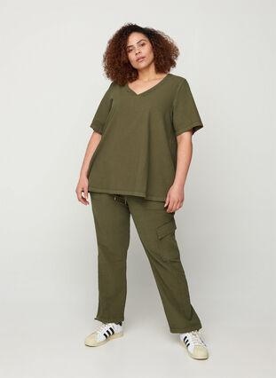 Loose cargo trousers in cotton, Ivy Green, Model image number 3