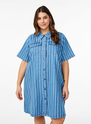 Short denim shirt dress with a striped pattern - Blue - Sz. 40-64 - Zizzifashion Short denim shirt dress with a striped pattern - Blue - Sz. 40-64 - Zizzifashion