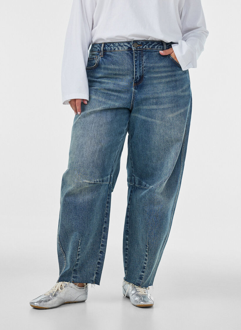 Barrel fit jeans with a distressed wash, Blue, Model