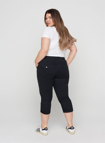 Close-fitting Nille capri jeans, Black, Model image number 1