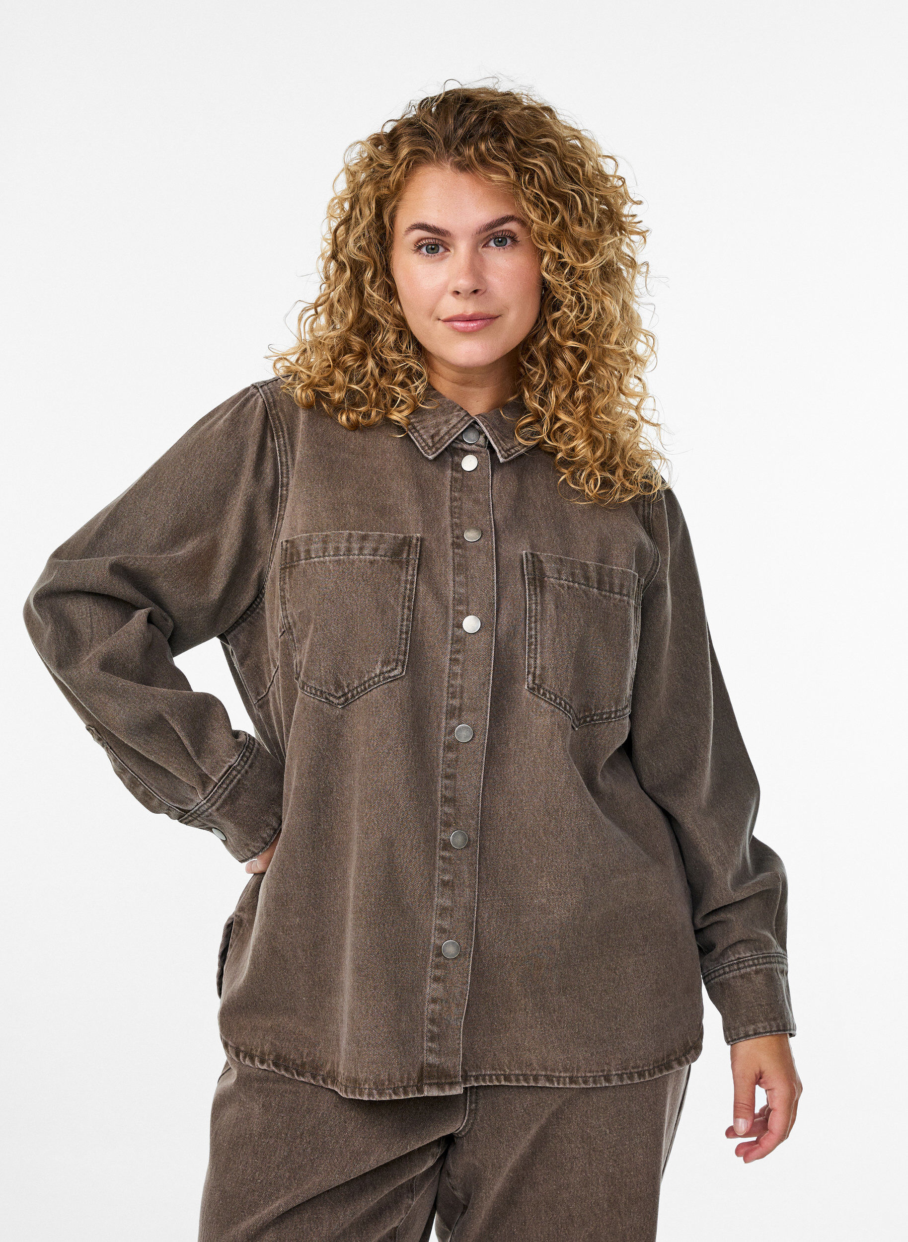 Zizzifashion Coloured denim shirt with chest pockets, Brown, Model image number 0