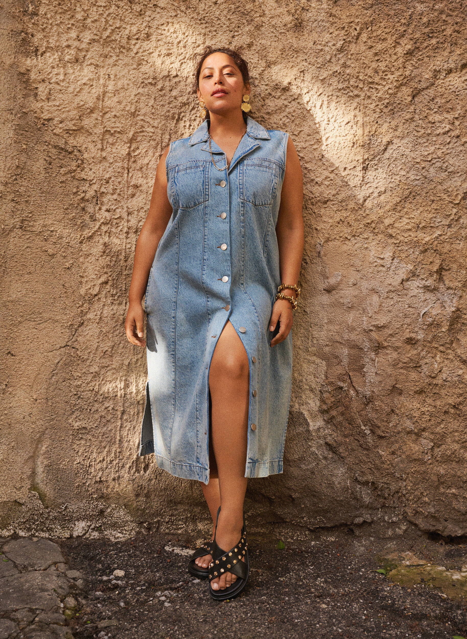 Zizzifashion Sleeveless denim dress with button fastening and slits, Light Blue, Image image number 0