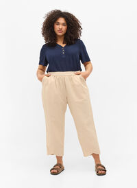 Cropped trousers in cotton, Oxford Tan, Model