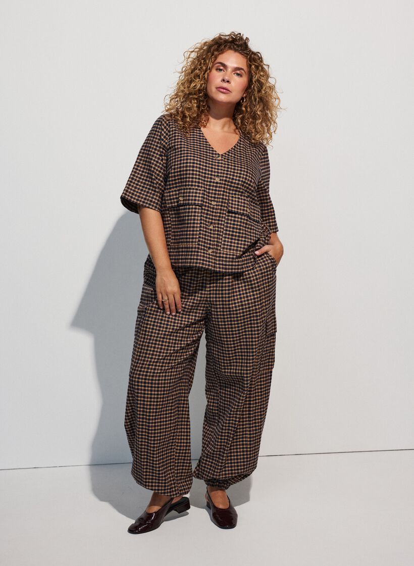 Relaxed checked overall look, , Model