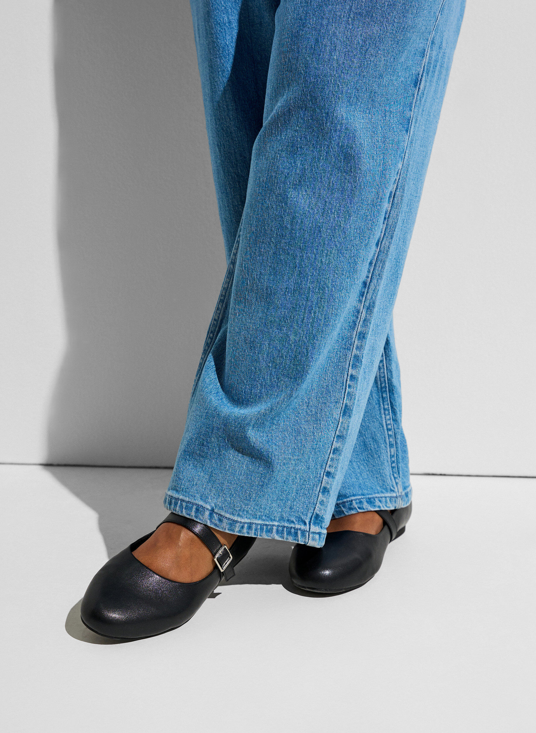 Ballerina in faux leather with strap, Black, Model