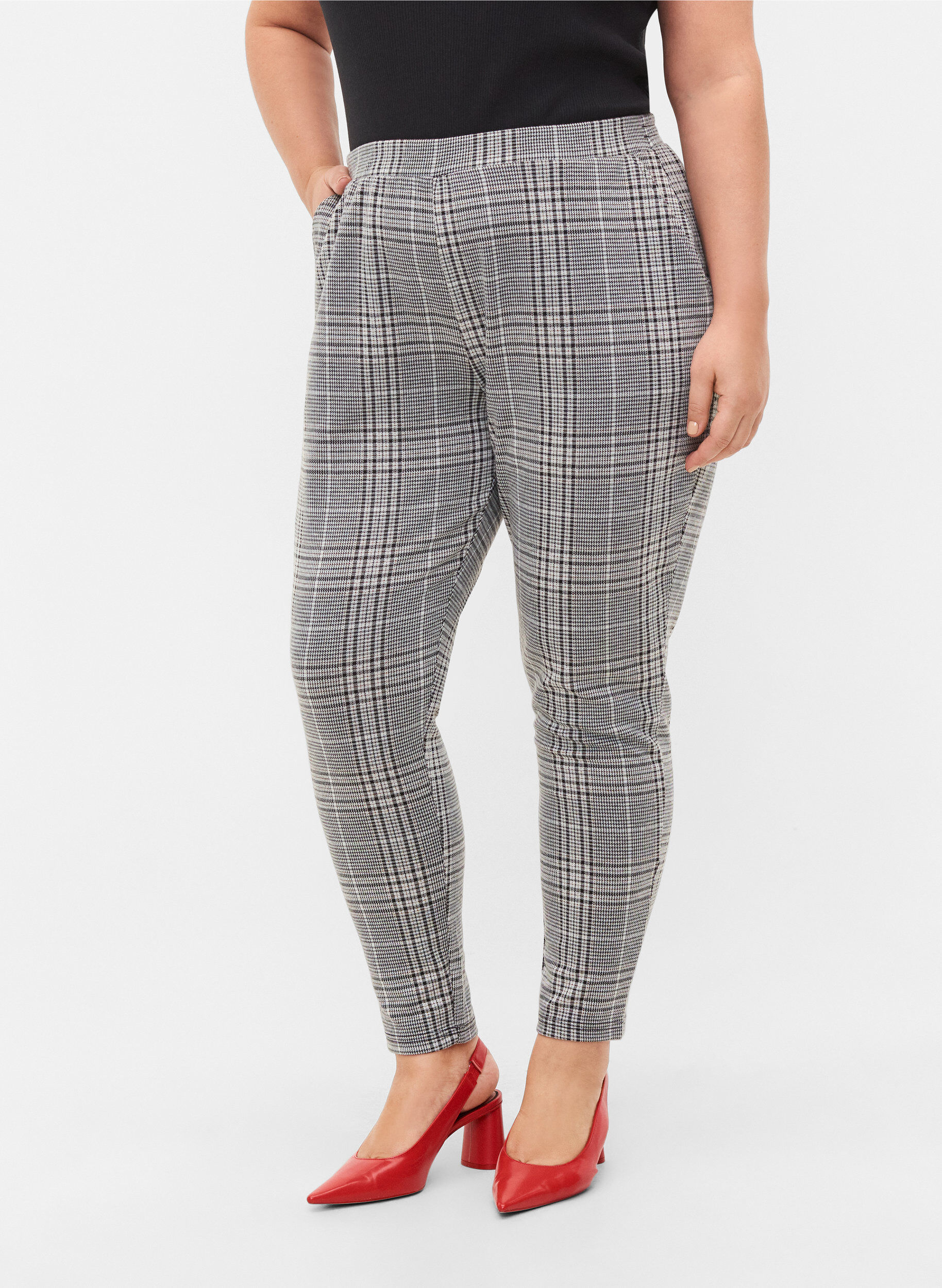 Zizzifashion Cropped Maddison trousers with checkered pattern, Black Check, Model image number 2