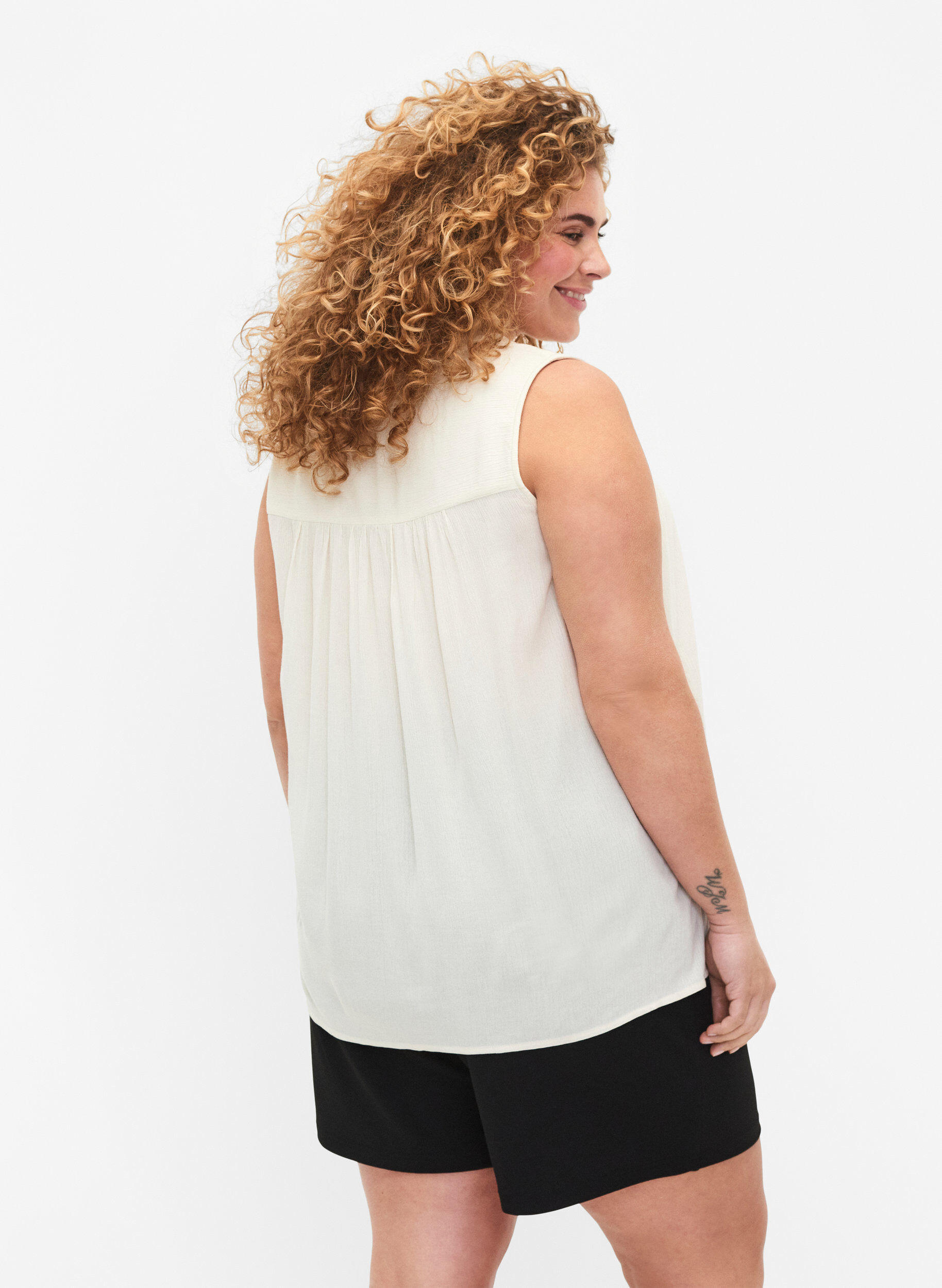 Zizzifashion Sleeveless viscose blouse with crochet detail, Bone White, Model image number 1
