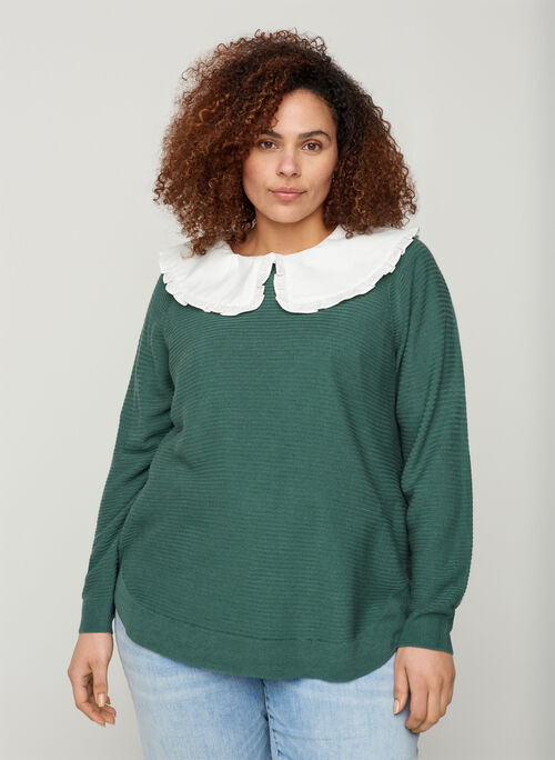Knitted blouse with round neckline