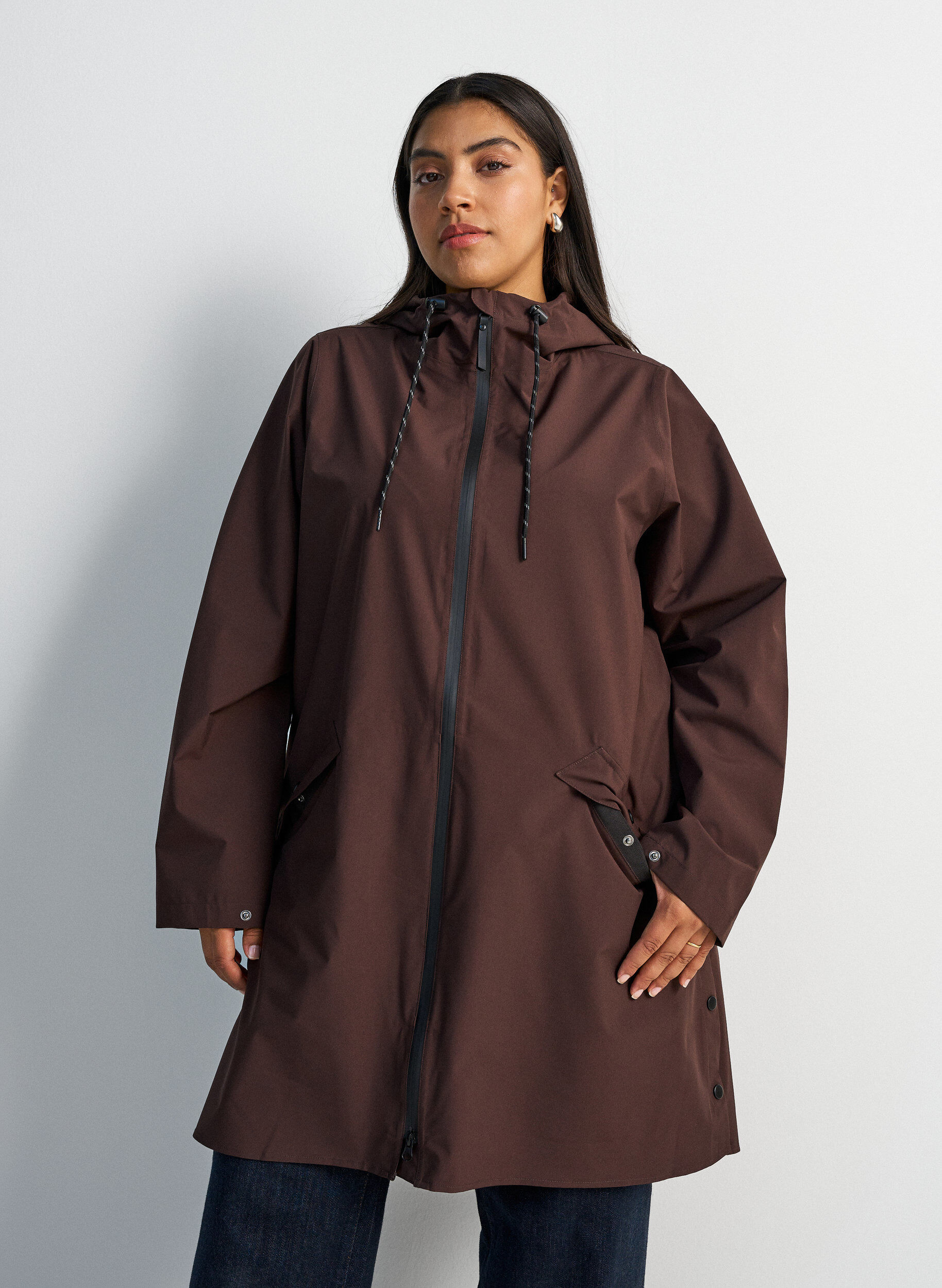 Raincoat with pockets and hood, Brown, Model