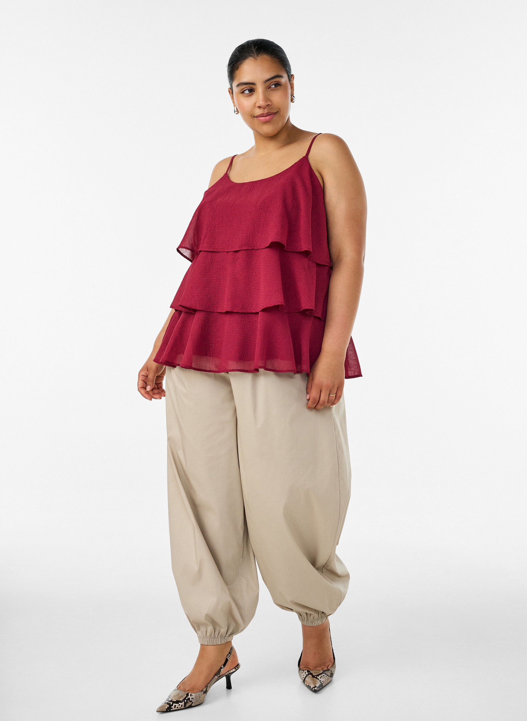 Balloon trousers with pockets and an elasticated waistband, Beige, Model