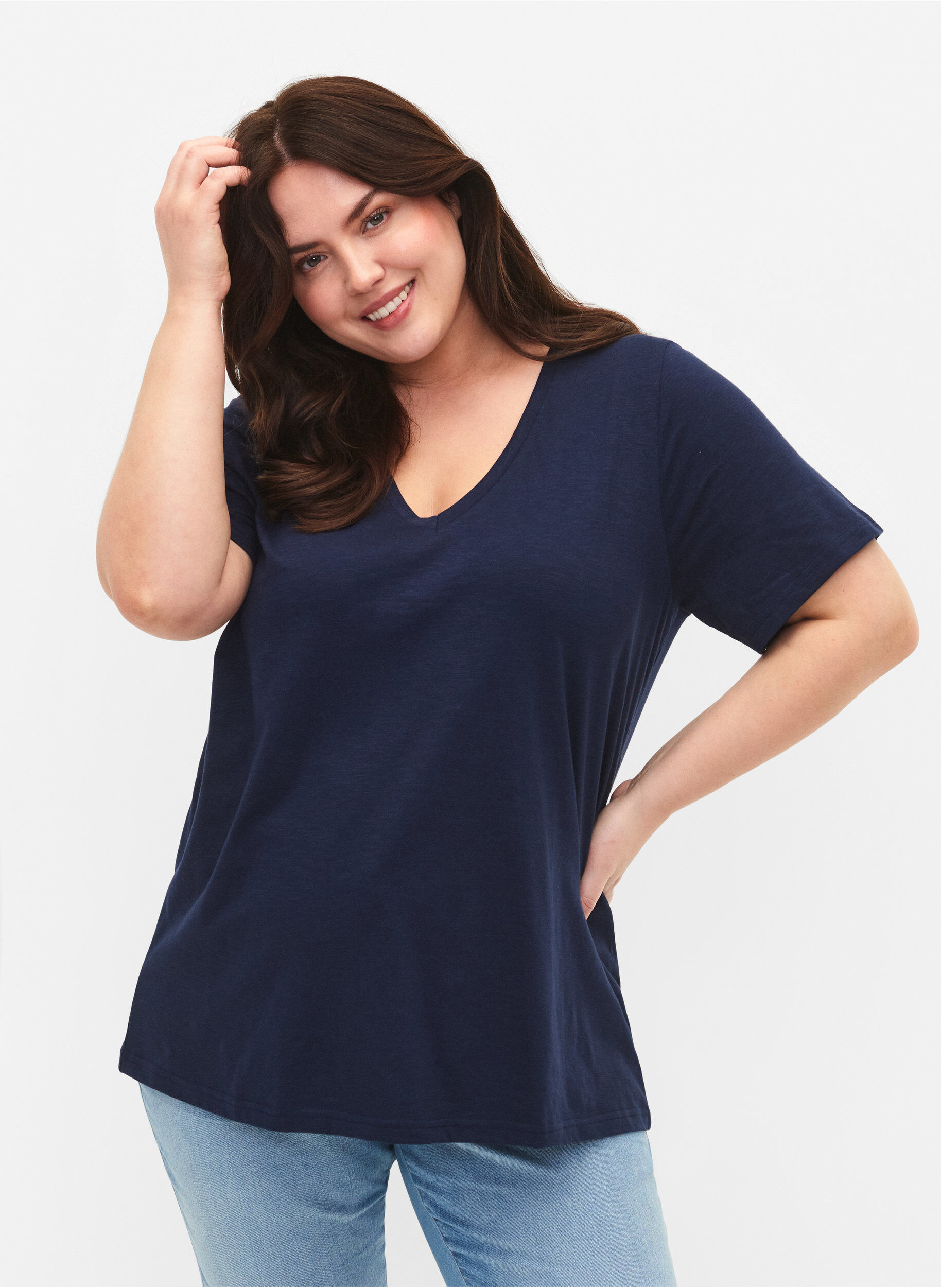 Short-sleeved basic t-shirt with v-neck, Blue, Model