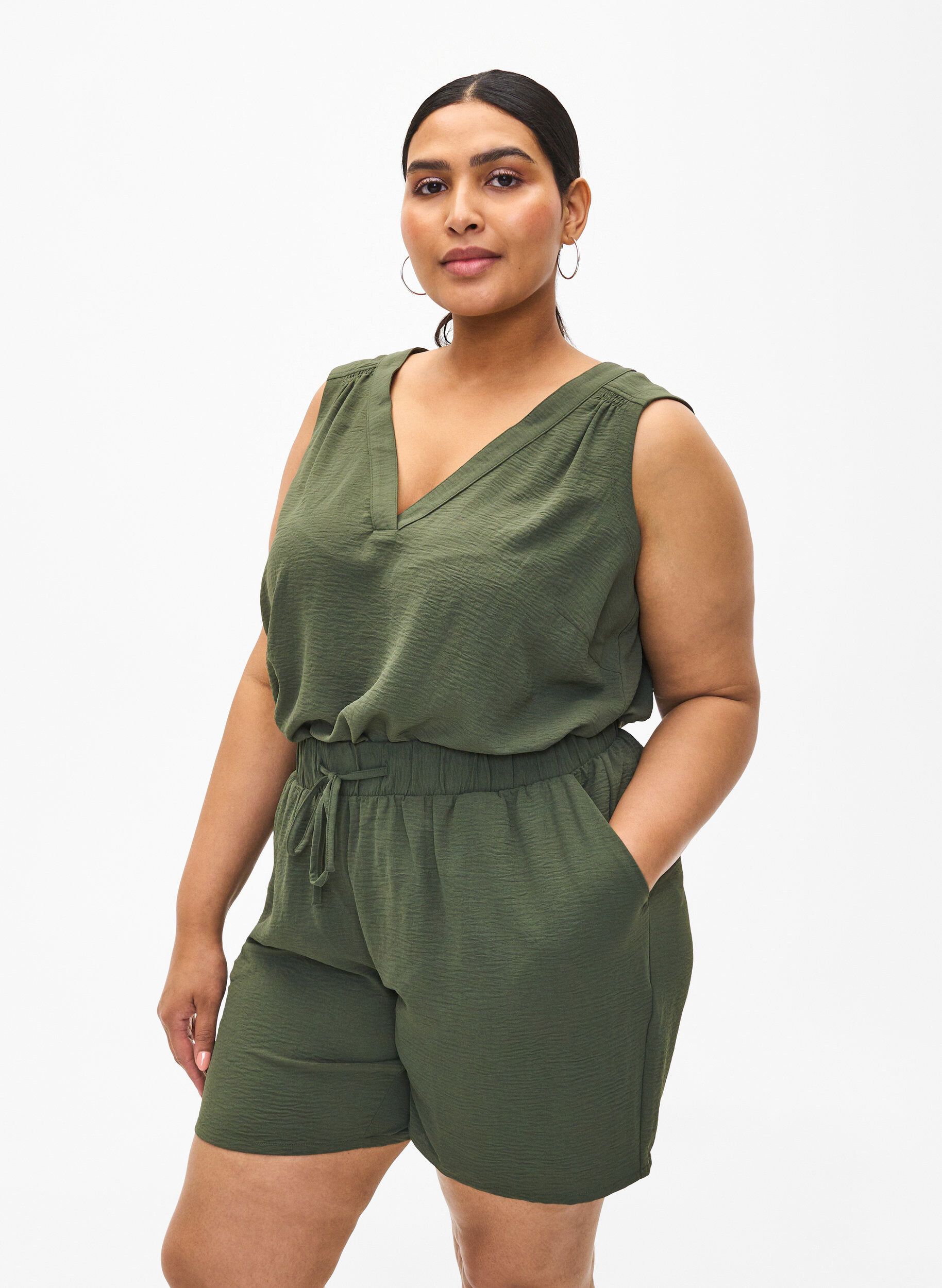 Shorts with pockets and elastic waistband, Green, Model