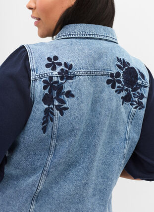 Denim vest with pockets and embroidery, Blue Denim Washed, Model image number 2