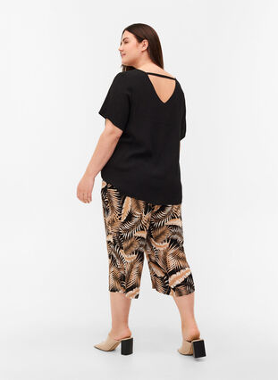 Cropped viscose trousers with print, Leaf AOP, Model image number 1