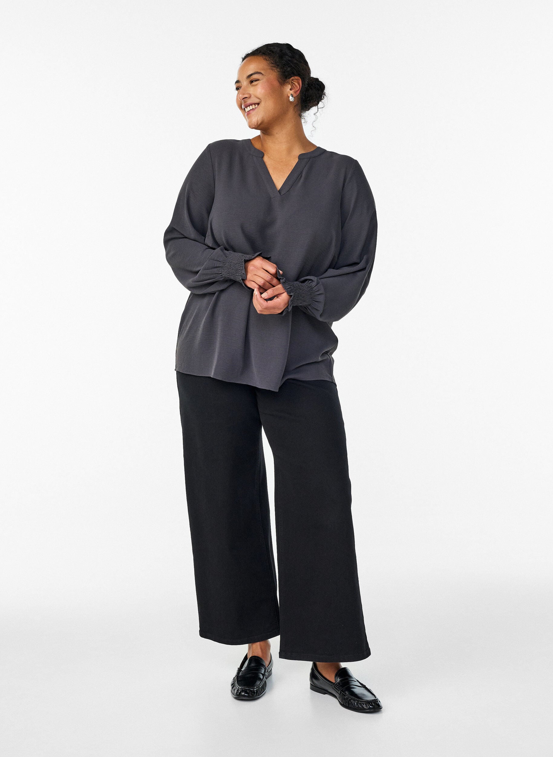 ZizzifashionBlouse with smock cuffs and V-neck, Dark Grey, Model image number 1