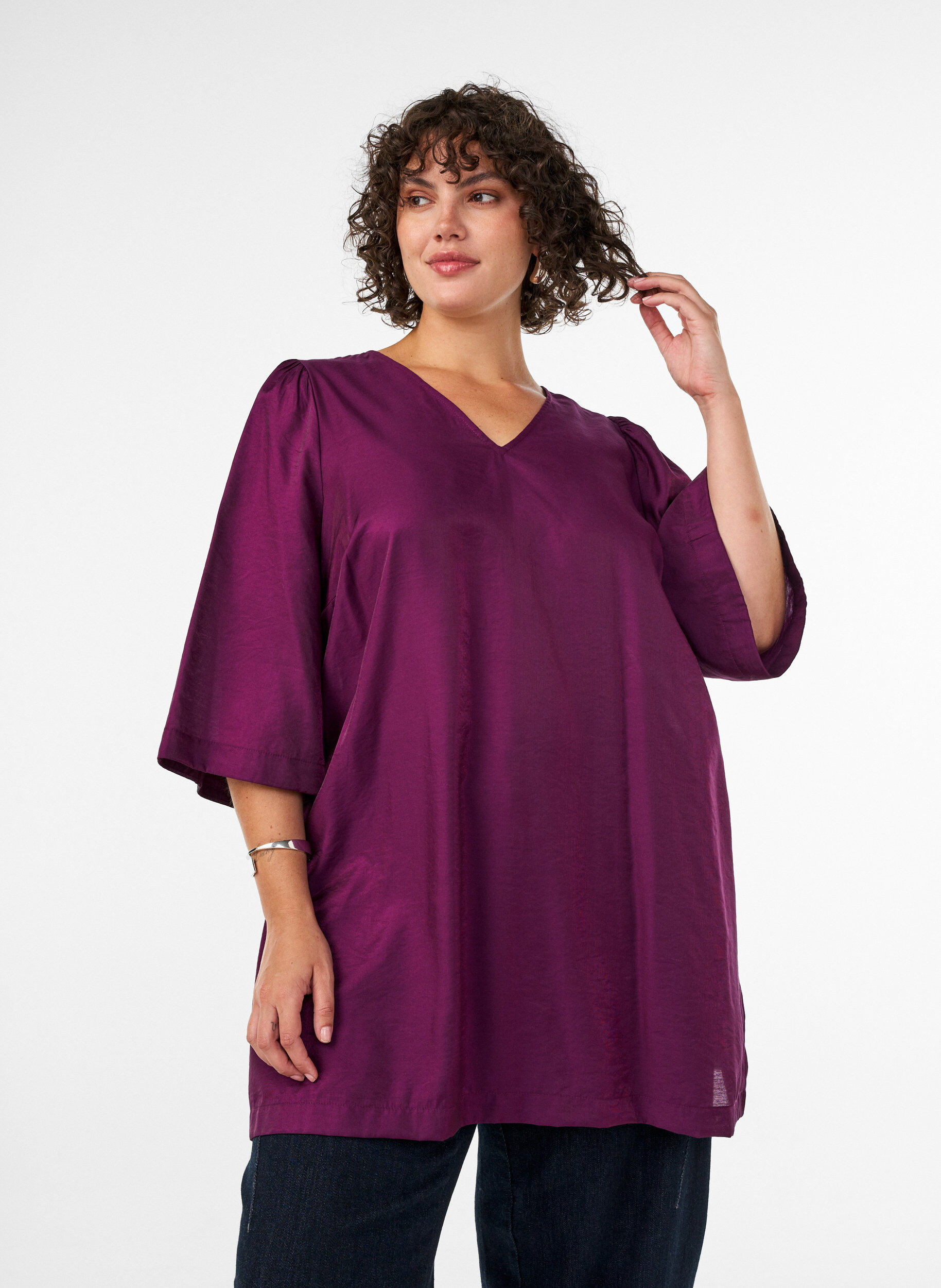 Shiny tunic with a V-neck and 3/4 sleeves, Purple, Model