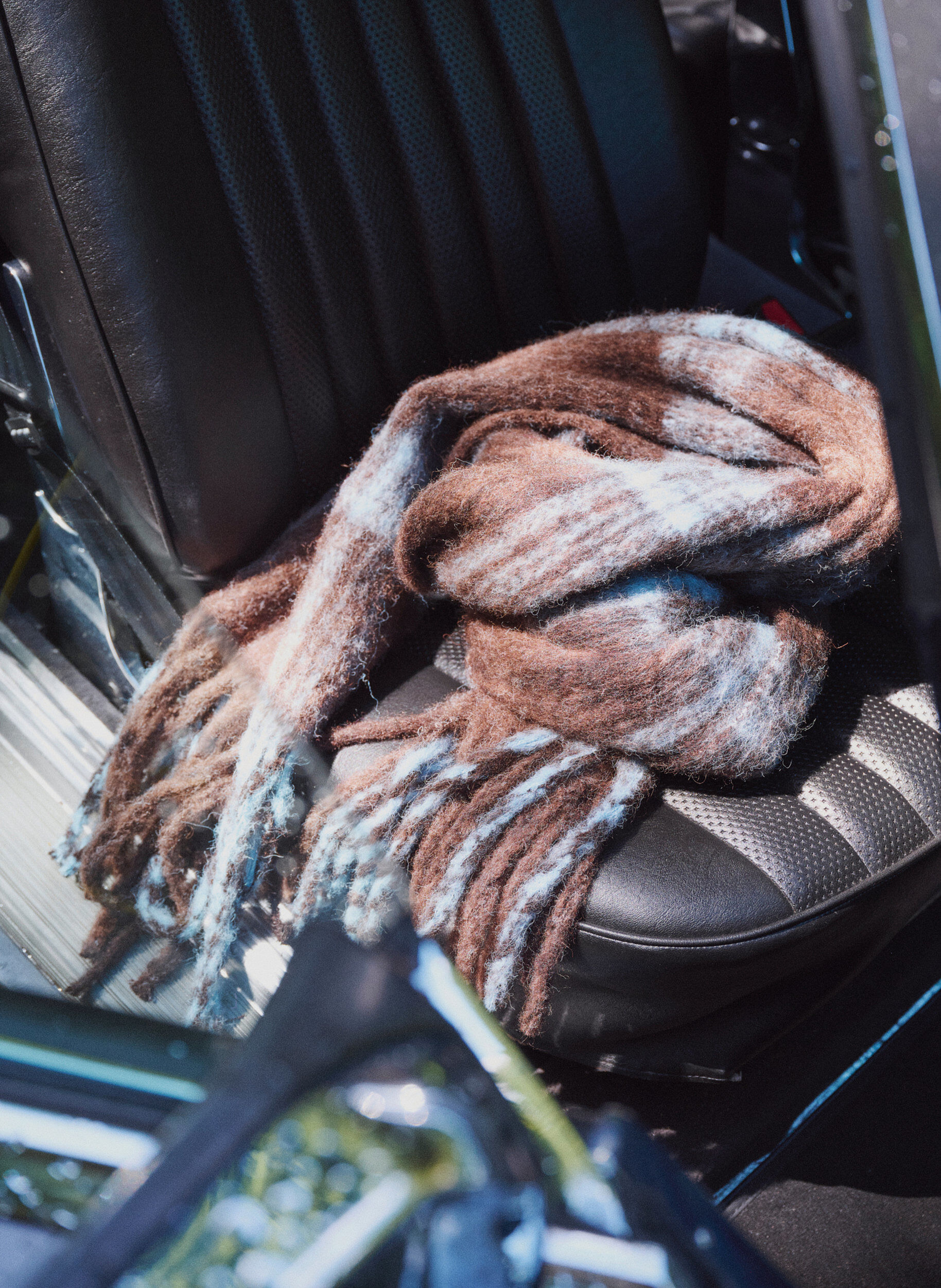 Soft scarf with fringes