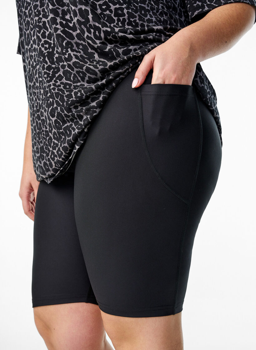 Fitted shorts with side pockets, Black, Model image number 3