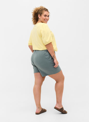 Cotton shorts with pockets, Balsam Green Solid, Model image number 1