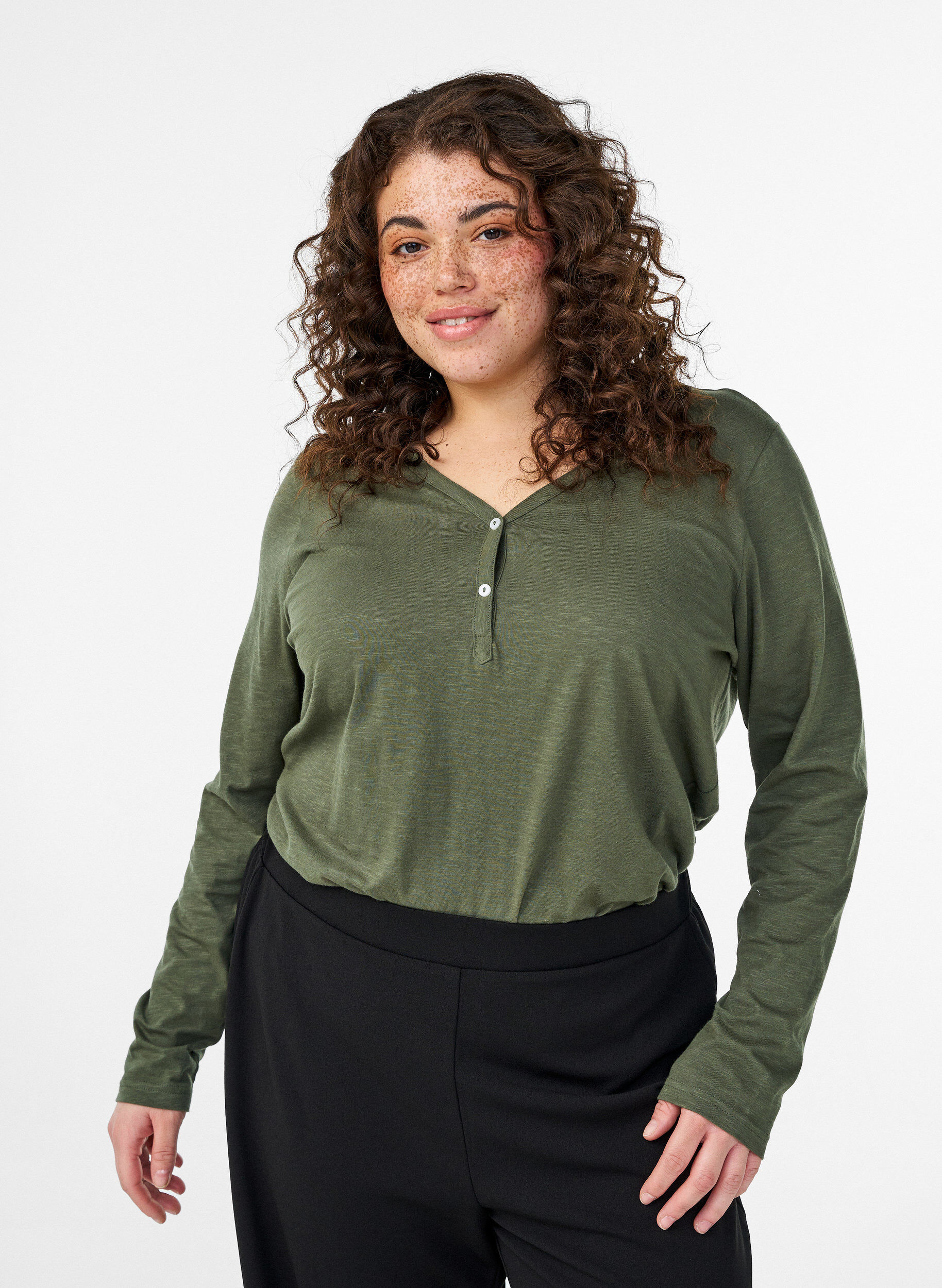 Long-sleeved t-shirt with V-neck and buttons, Green, Model