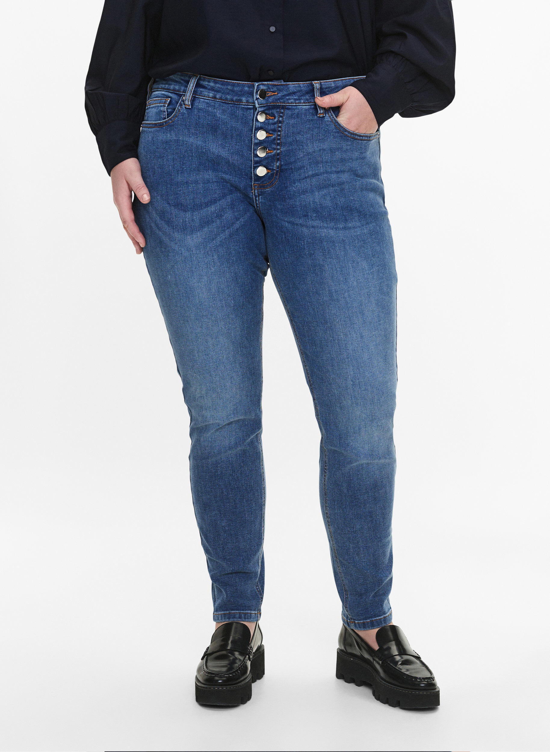 Zizzifashion Sanna jeans with super slim fit and button closure, Blue denim, Model image number 2
