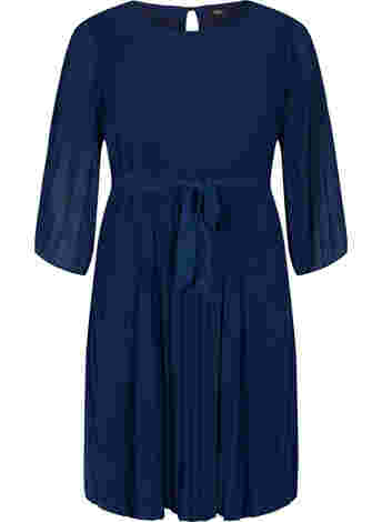 Pleated dress with tie belt