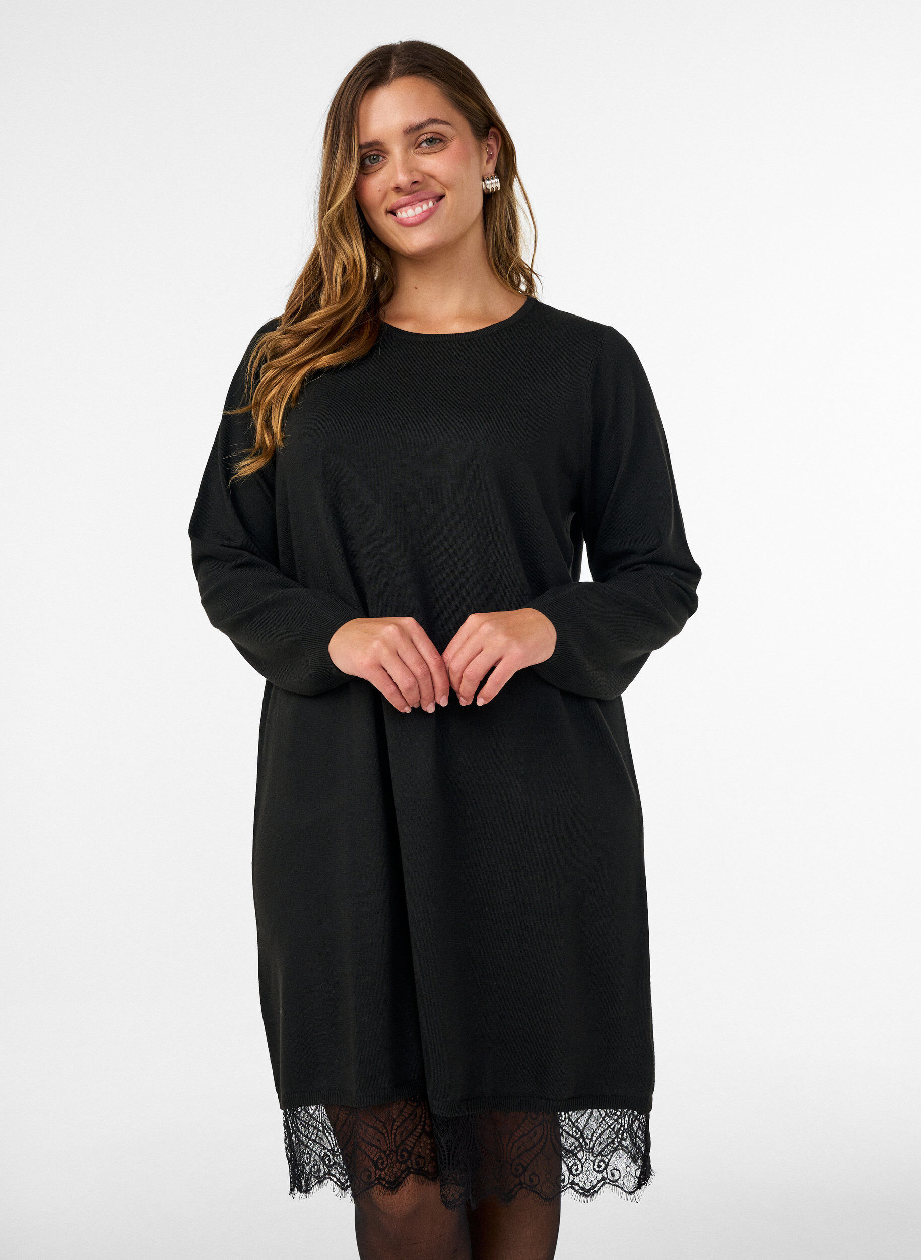 Short knitted dress with lace hem, Black, Model