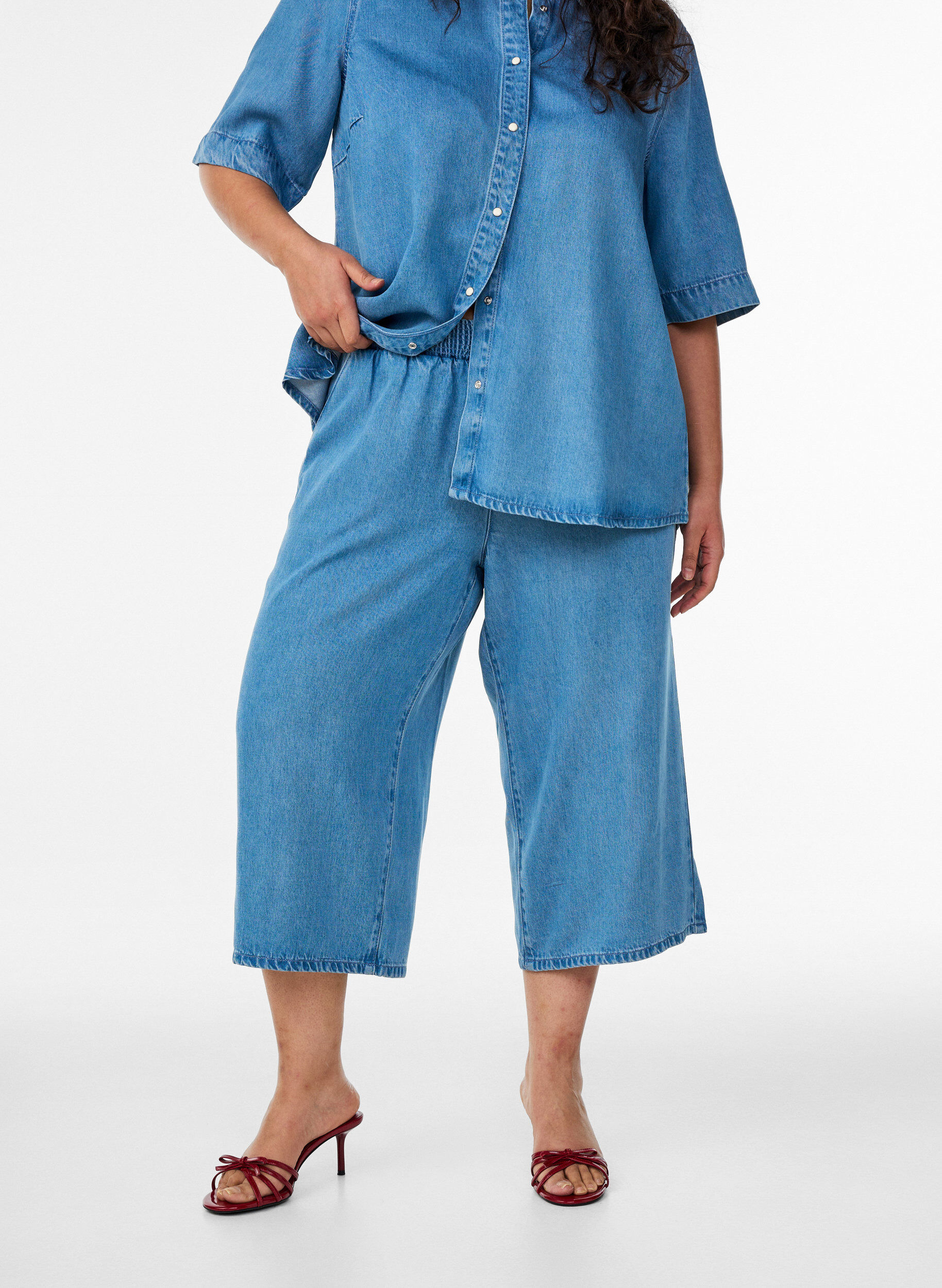 Zizzifashion Lyocell culotte trousers with wide legs and denim look, Light Blue, Model image number 2
