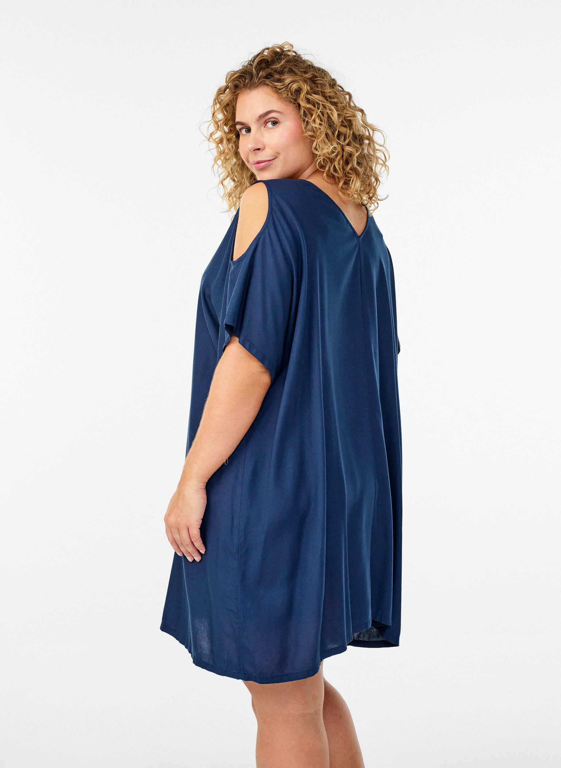Zizzifashion Beach dress in viscose with shoulder detail, Blue, Model image number 2