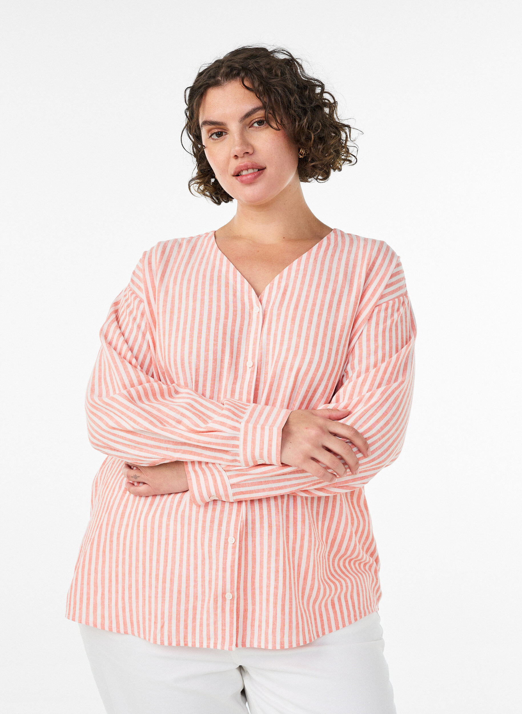Blouse in linen and viscose with V-neck, Coral, Model