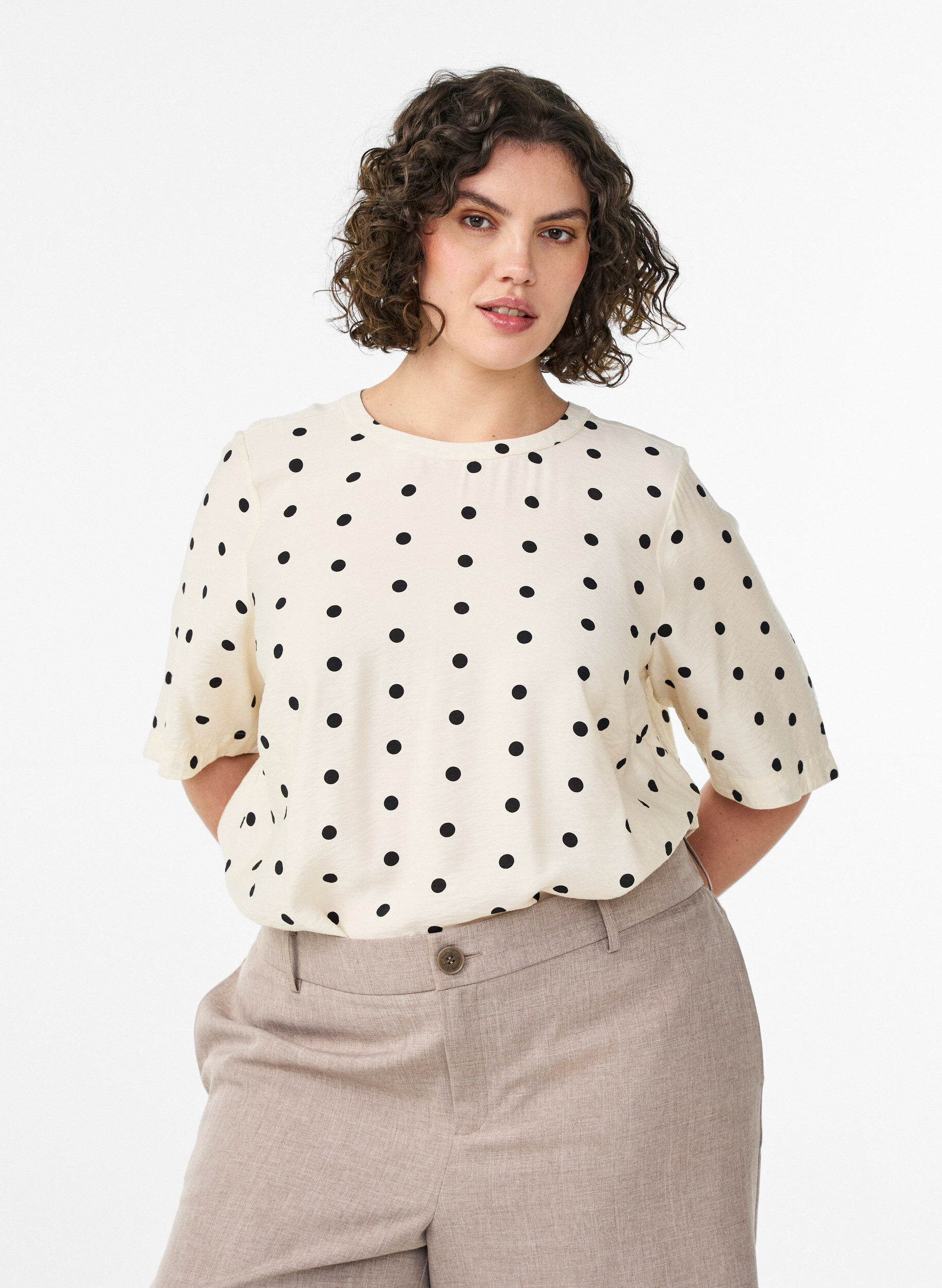 Viscose blouse with spots and 1/2 sleeves, Vanilla, Model