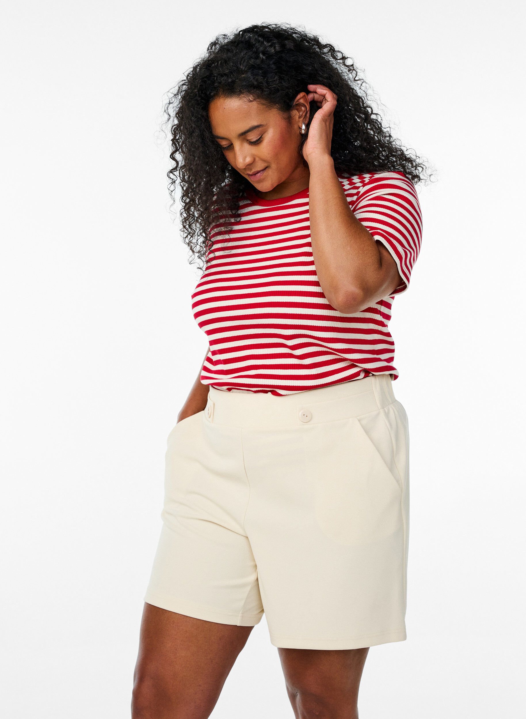 Shorts with pockets and loose fit, Beige, Model