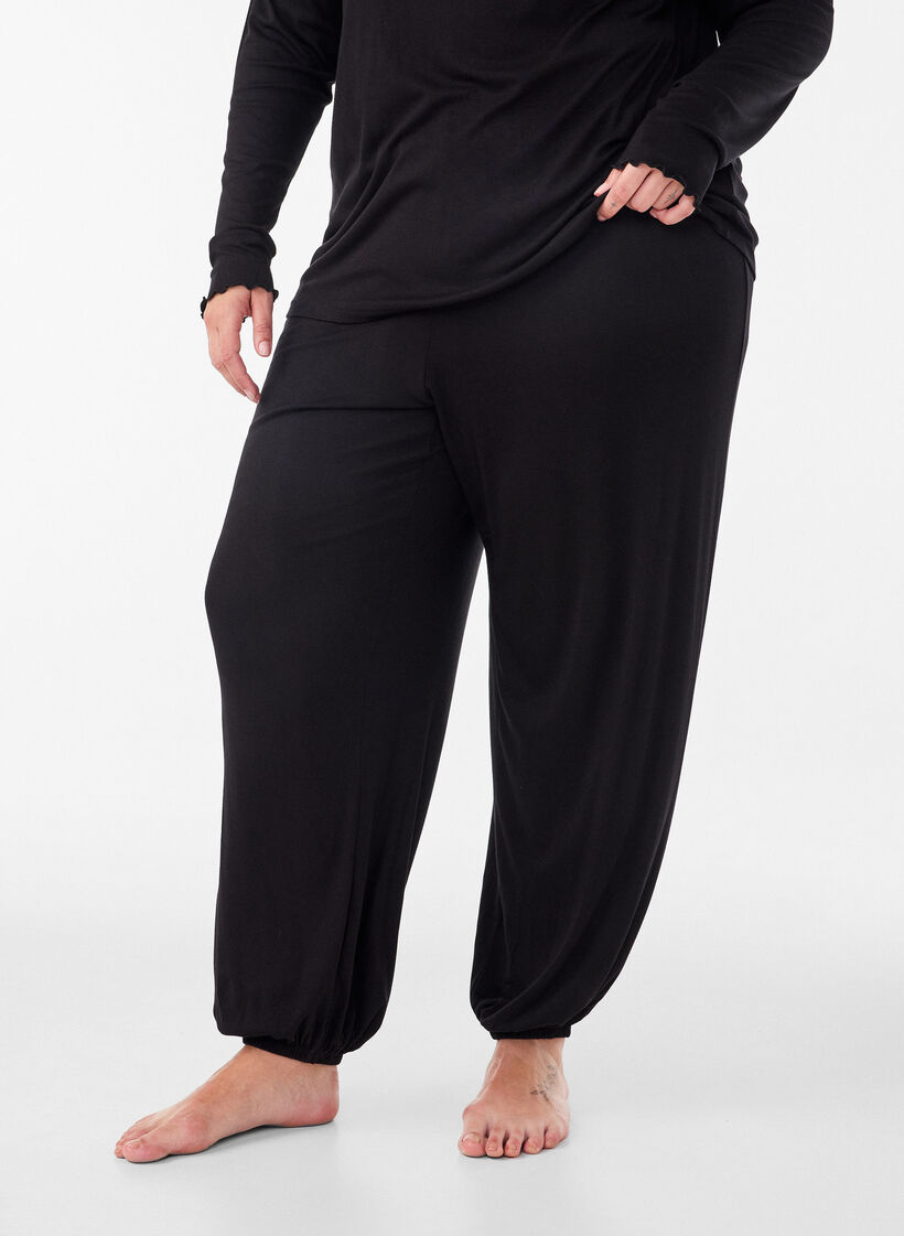 Loose pyjama bottoms in viscose with an elastic waist, Black, Model image number 2