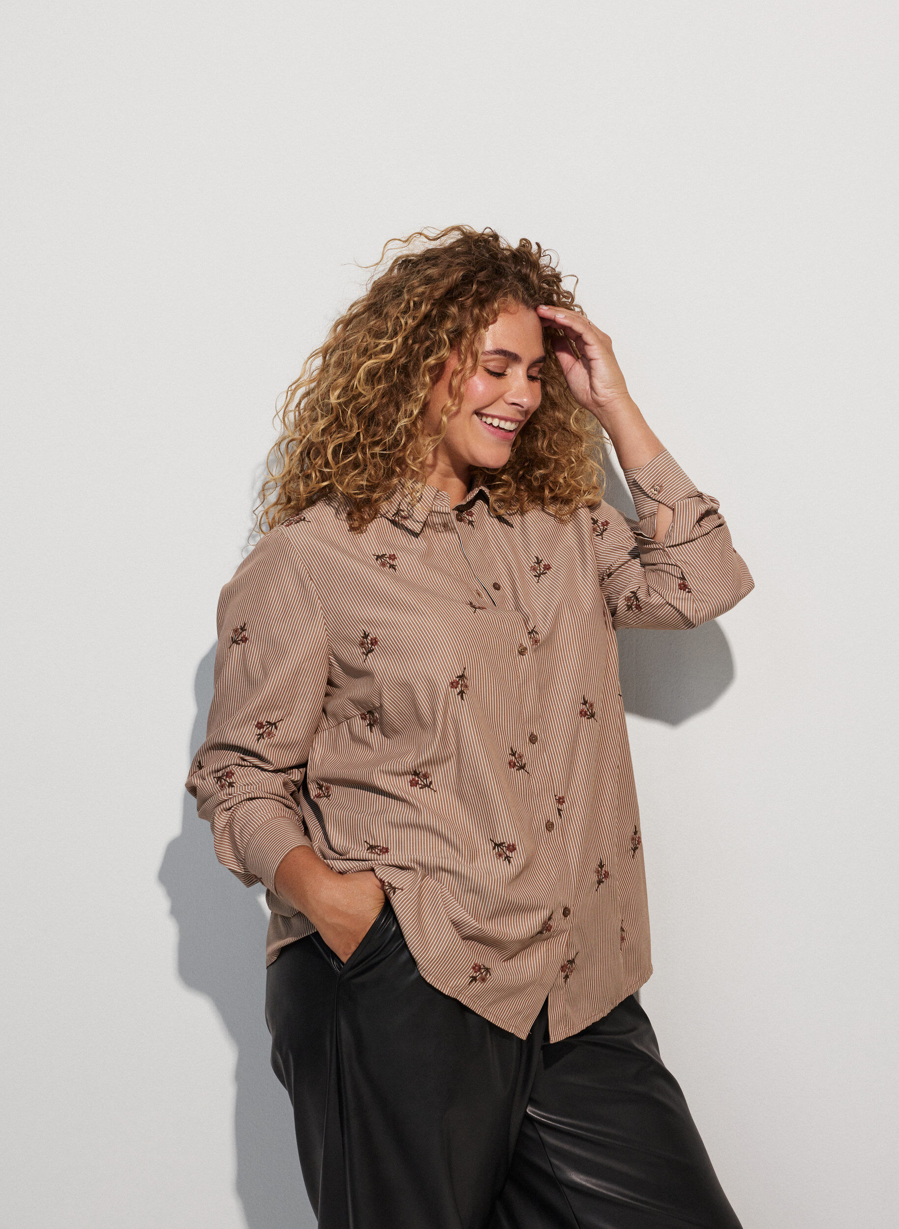 Striped shirt with embroidered flowers, Brown, Model